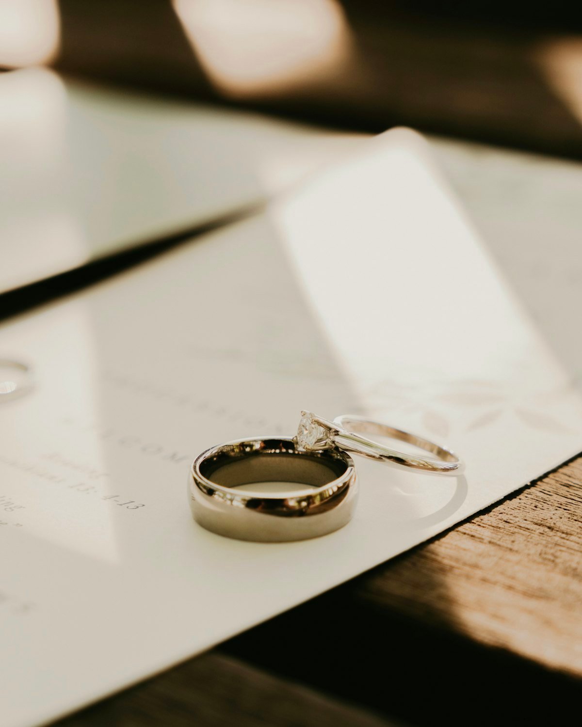 Duas alianças sobre documento, representando dissolução de casamento