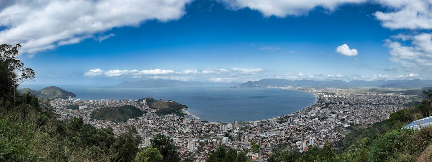 Vista panorâmica de Caraguatatuba, com a baía, a cidade e a Serra do Mar