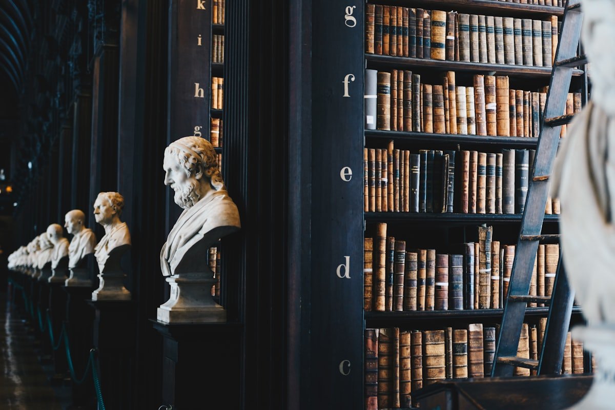 Estante de biblioteca com livros antigos encadernados em couro