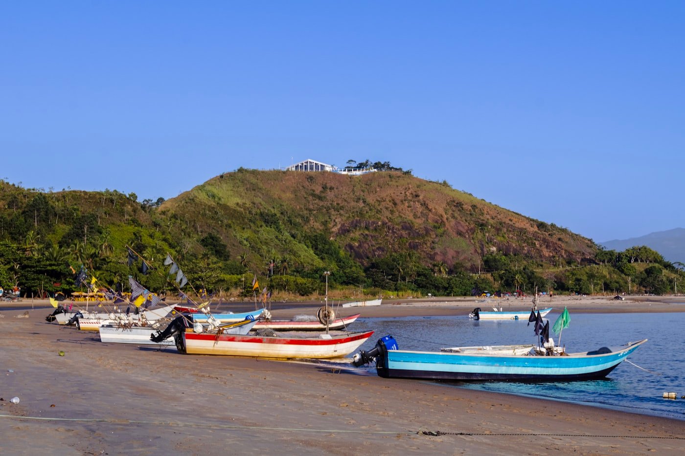 Barcos de pesca na praia do Litoral Norte de São Paulo, região atendida pelo escritório