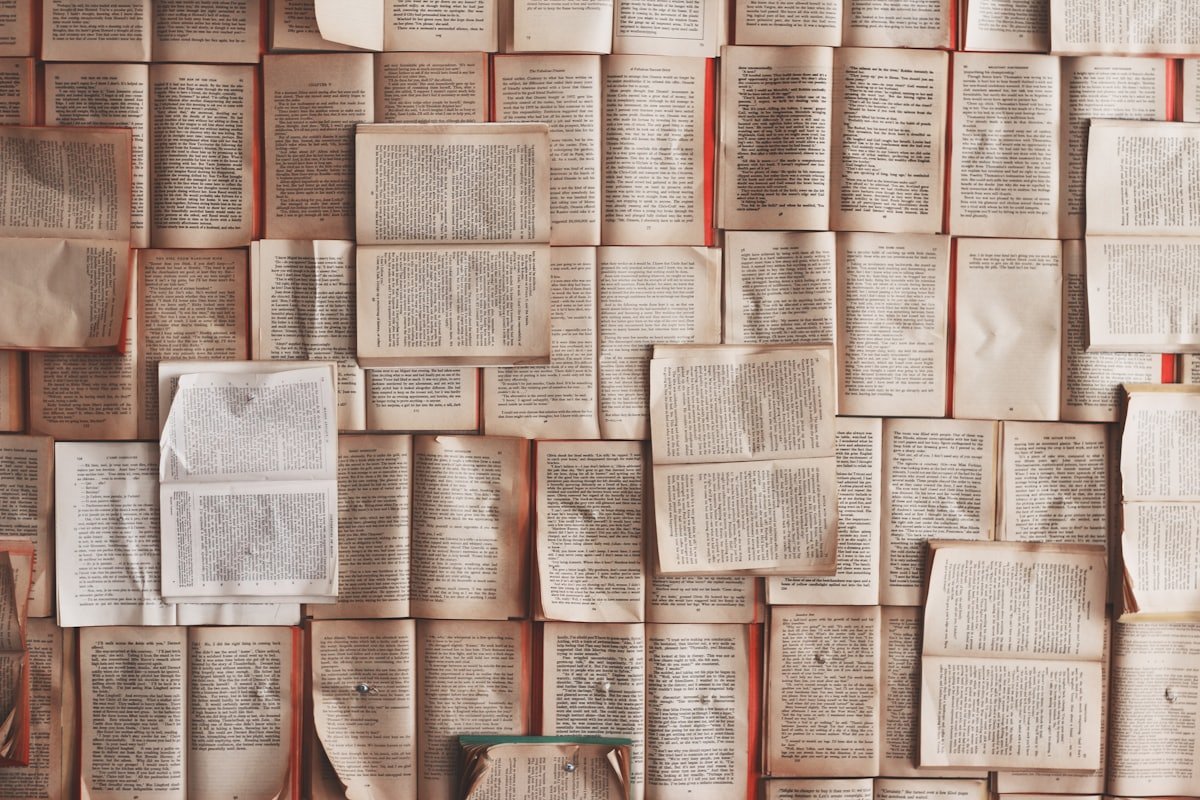 Parede formada por muitas páginas de livros abertos