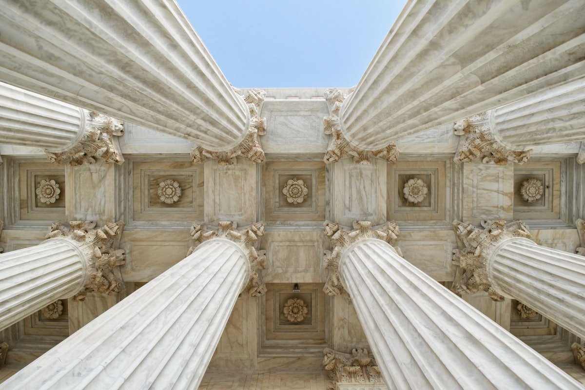 Colunas de mármore de um edifício judiciário vistas de baixo